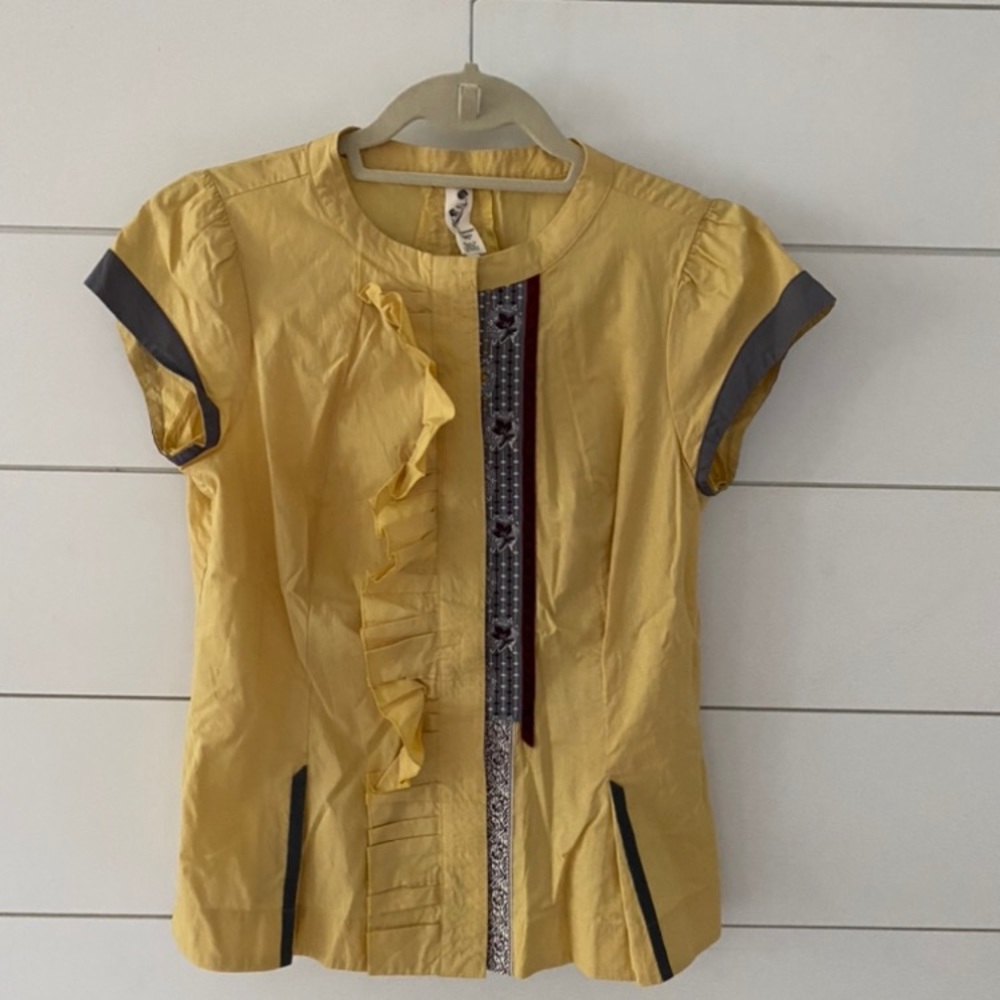 Floreat gold short sleeved blouse, size 4